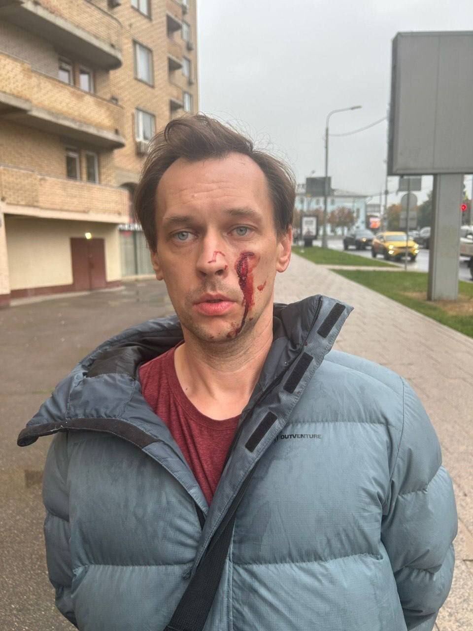 В Москве неадекват с бутылкой пива напал на школьников прямо посреди улицы