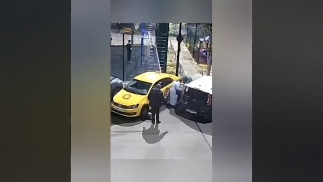 Мать пыталась протаранить машину такси коляской с двойняшками