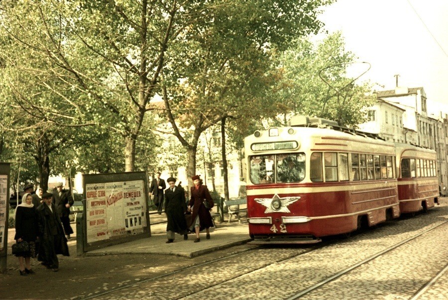 Из 1949 года переносимся 1950 год. Сквер площади свободы в Минске.