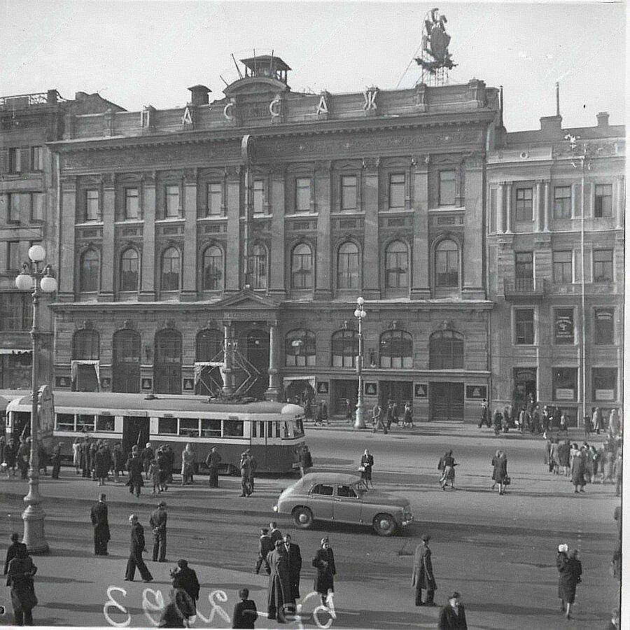 Легендарный "Пассаж" в Ленинграде. 