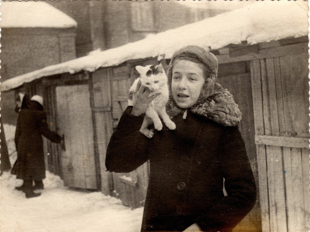Жители Москвы и их домашние питомцы. Снимок сделан во дворах Гагаринского переулка.