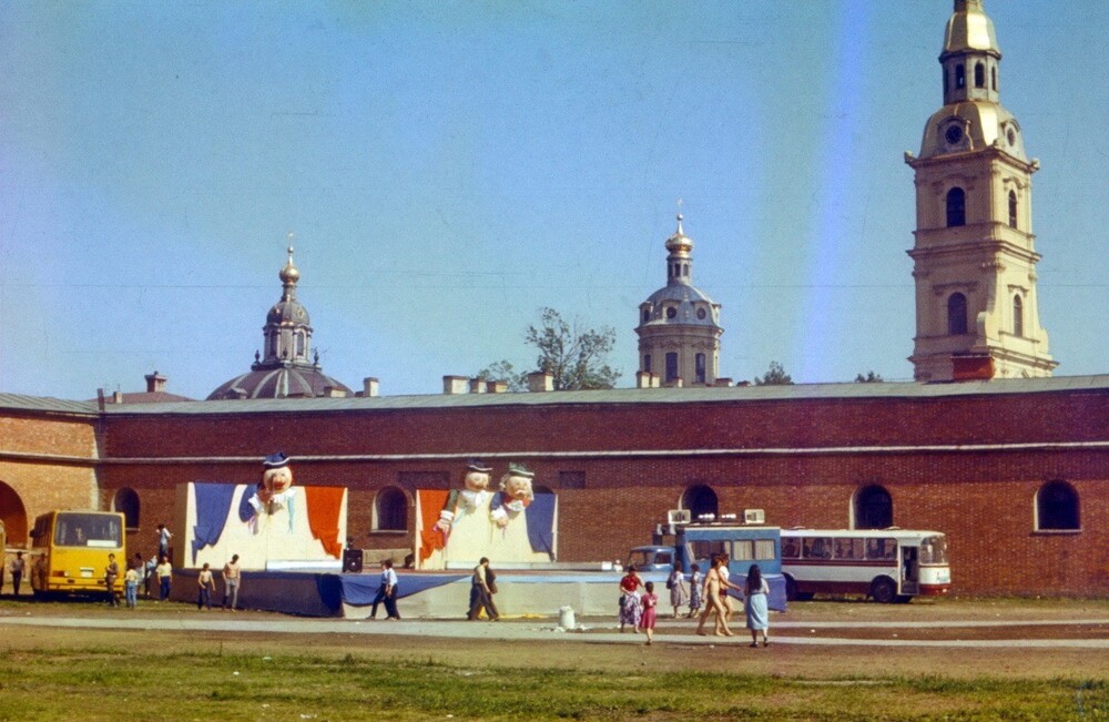 У Петропавловской крепости.