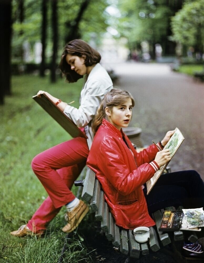 Юные художницы на пленэре в Летнем Саду.
