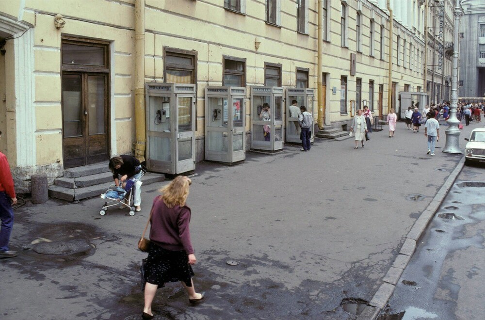 Телефонные будки на улице Герцена (ныне - Большая Морская улица).