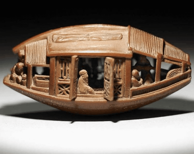 Лодка, вырезанная из оливковой косточки, длиной 3,4 см и шириной 1,4 см, 1737 год