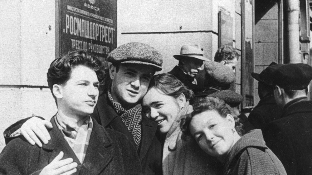 	Фото на память. Однокурсники Игорь Кваша, Александр Косолапов, Галина Волчек, Наталья Каташева.