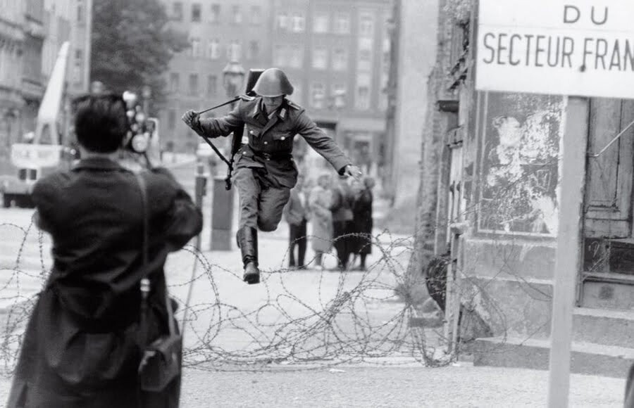 2. Солдат армии ГДР бежит из восточного сектора Берлина в западный, 1961