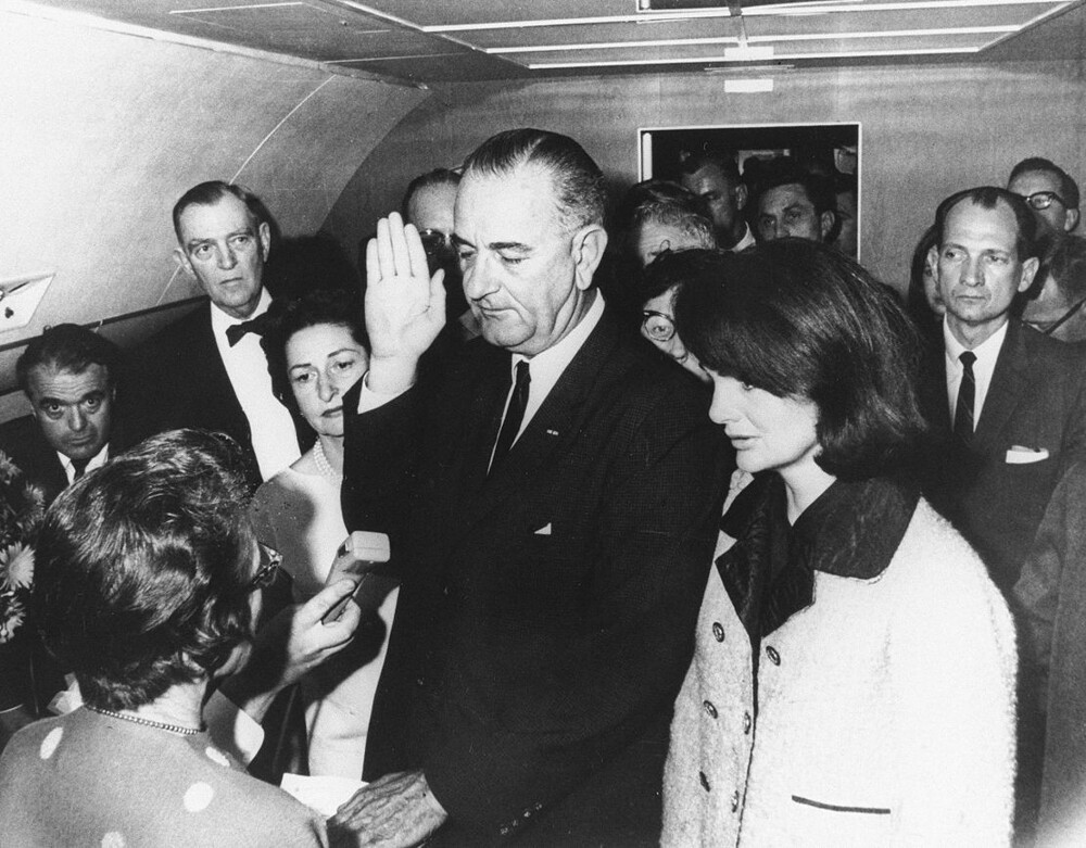 20. Линдон Джонсон приносит присягу на борту президентского самолёта № 1, 1963 года