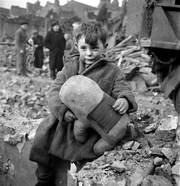 7. Осиротевший мальчик после немецкой бомбардировки Лондона, 1945 год
