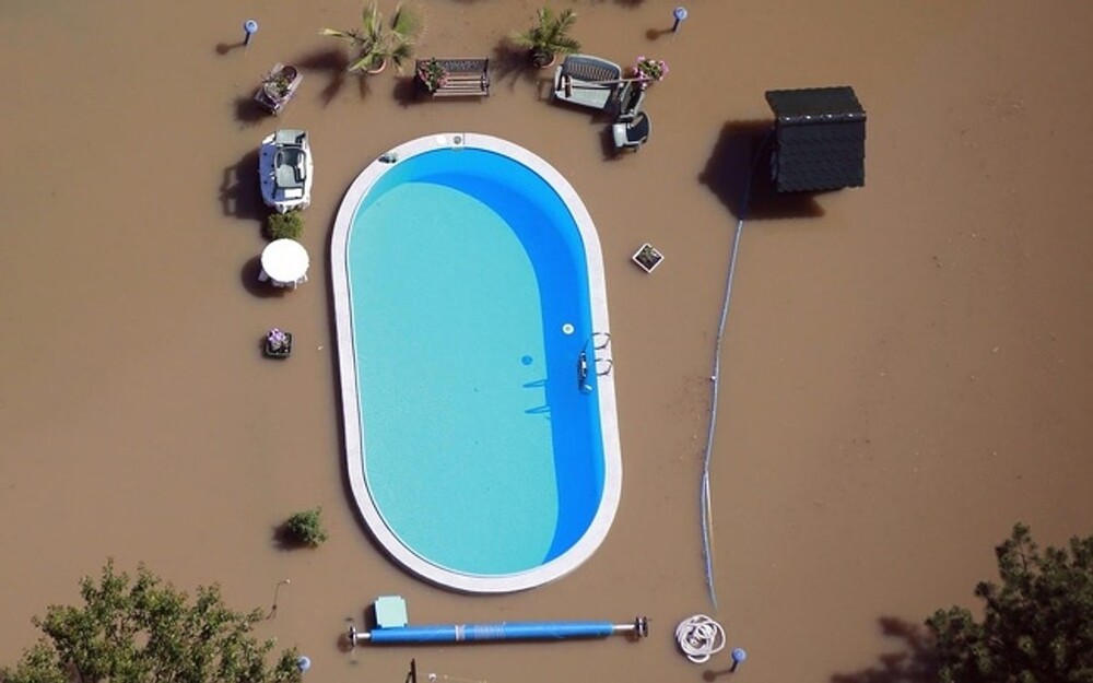 14. Паводковые воды вот-вот нарушат кристальную чистоту воды в бассейне
