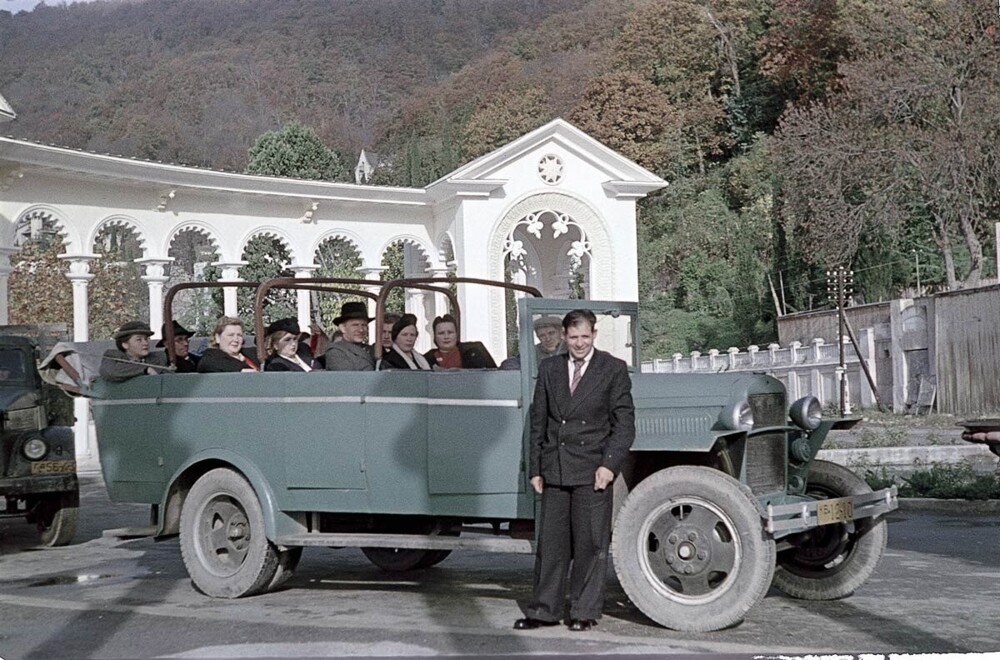 Экскурсанты на автобусе у колоннады в Гаграх.