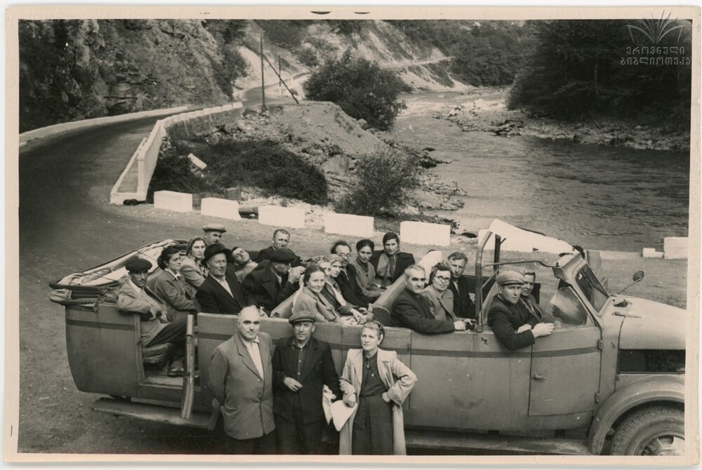 А это - Абхазия. Долина реки Бзыбь, дорога к озеру Рица.