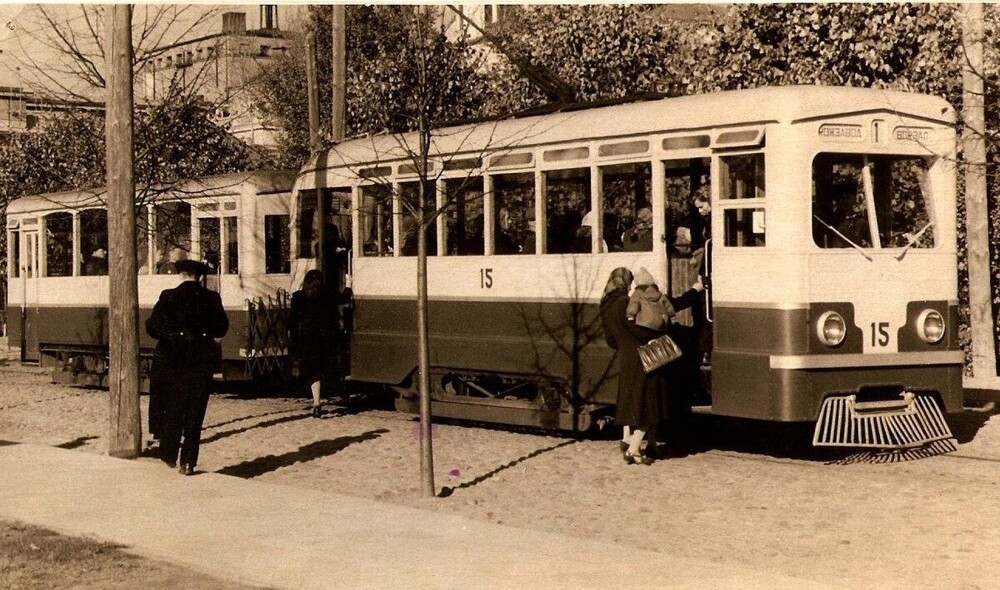 Ещё один трамвай, но куда более необычный. Это Латвия, город Даугавпилс и трамвай маршрута № 1 на фоне Народного дома.