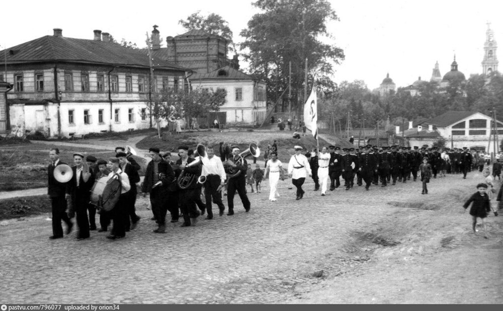 Город Загорск (ныне - Сергиев Посад). Под знаменем "Динамо" – сотрудники местной милиции, облачённые в форму образца 1947 года.