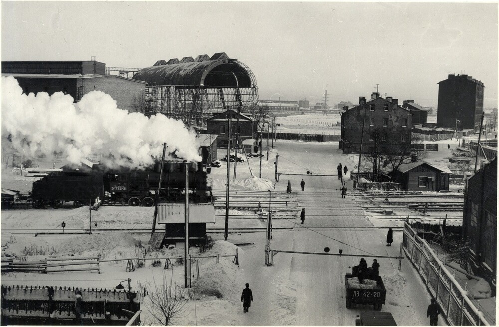 Паровоз на Заставской улице в Ленинграде. 
