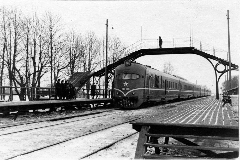 Дизель-поезд ДП-06 на станции Славянка рядом с Ленинградом. 