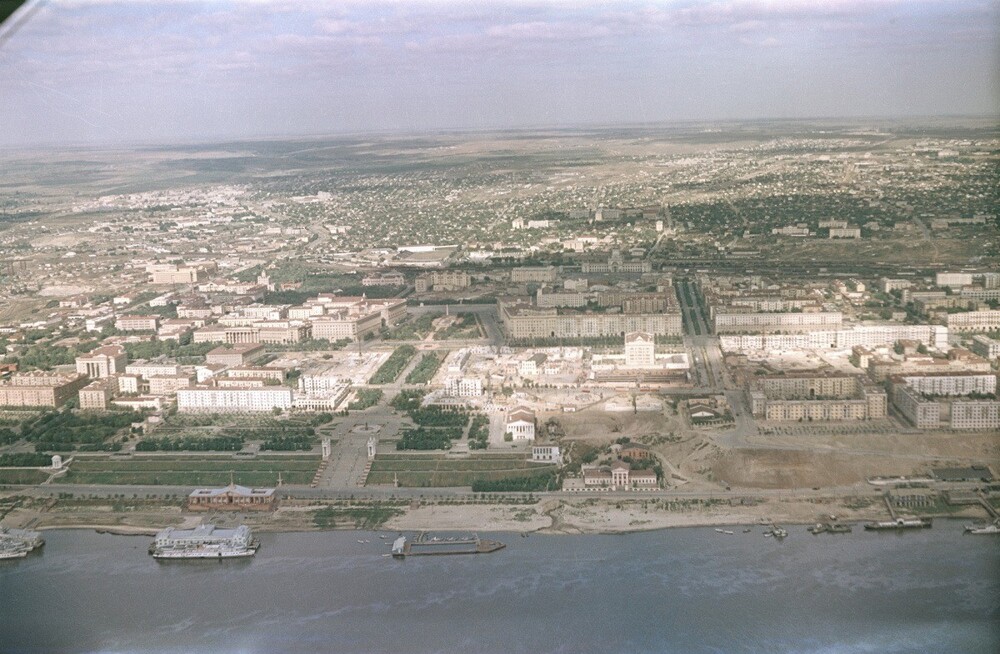 Начнём вот с такого вида на Сталинград, который продолжают активно восстанавливать. 1951 год.