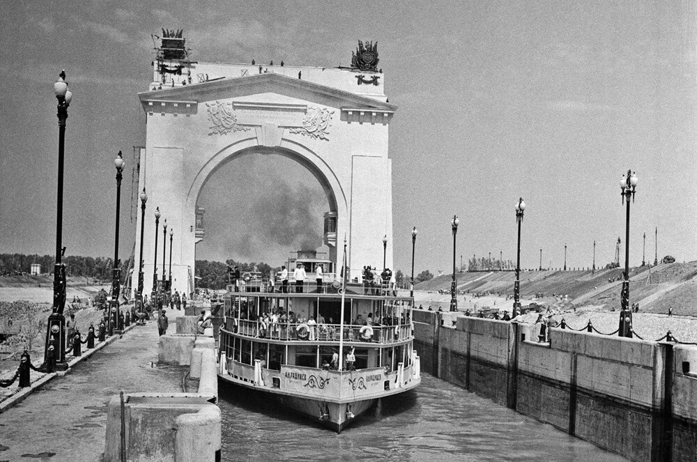 31 мая 1952 года в 13 часов 55 минут состоялось открытие Волго-Донского судоходного канала — между 1-м и 2-м шлюзами слились воды Волги и Дона. 