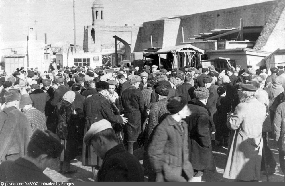 Базар у западной стены мечети Калян в  Бухаре.