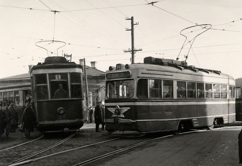 Трамваи на улицах города Молотова (ныне - Пермь). Это перекрёсток улиц Максима Горького и Ленина - близко к центру города.