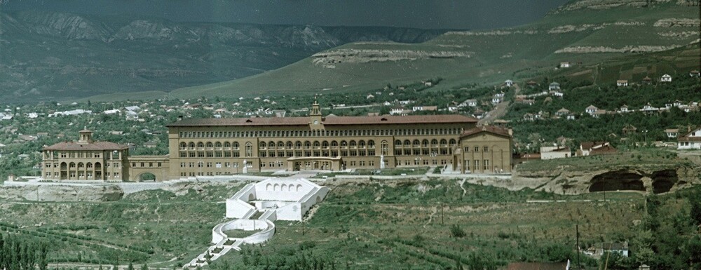 В Кисловодске идёт строительство невероятного по размерам санатория "Москва". Колоссальное сооружение.