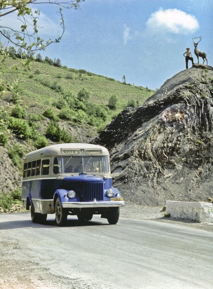 А это уже Крым. Старая дорога Ялта - Симферополь в район Малого Маяка и скульптурная группа "Олени".