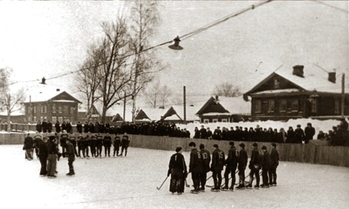 Команды хоккеистов перед матчем в Вышнем Волочке.