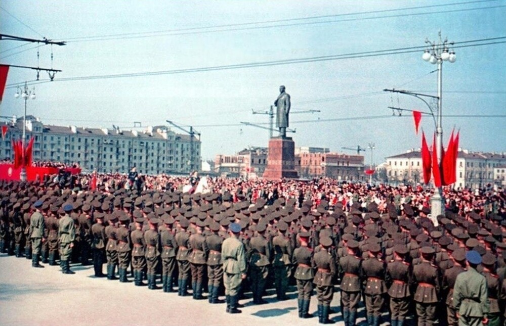 Парад на Центральной площади в Минске.