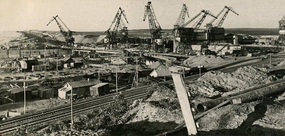 Идёт строительство Иркутской ГЭС. Масштабы колоссальные, конечно. Полностью сдана она будет в 1959 году.