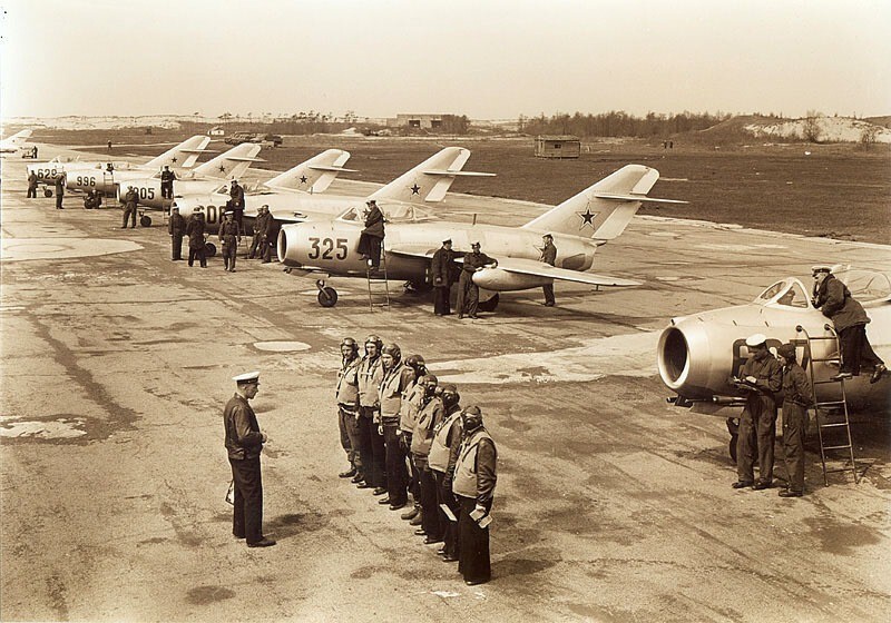Самолёты МиГ-15 на аэродроме Ейского авиационного училища имени Сталина