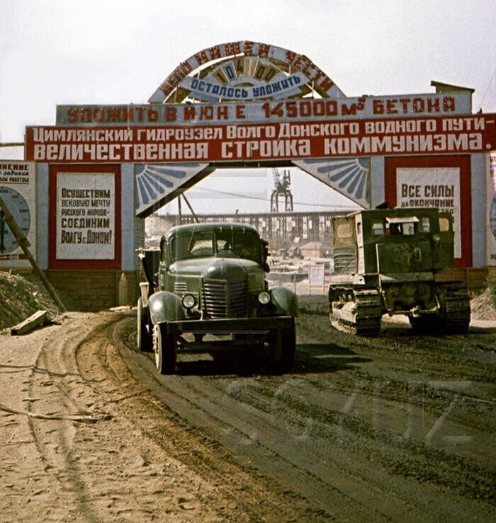 А это уже Ростовская область. Въезд на территорию строительства Цимлянской гидроэлектростанции.