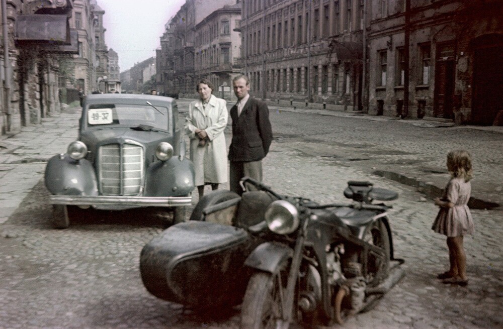Коломенская улица в Ленинграде и трофейный мотоцикл Цюндапп, на котором автор этого снимка Uno Pilvre приехал в город из Таллинна.