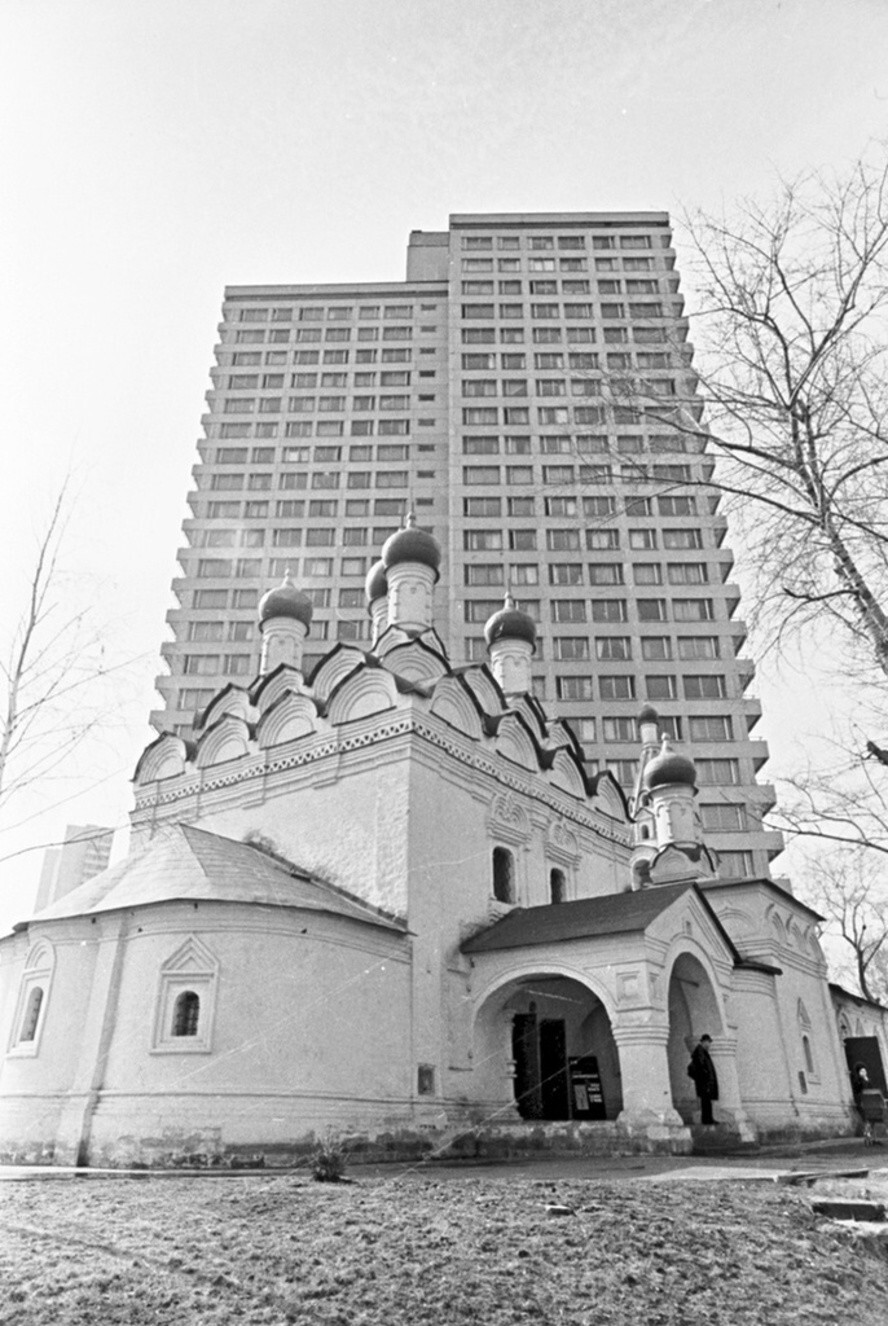 Церковь Симеона Столпника на Поварской. Православный храм в районе Арбат города Москвы, построенный в 1676-1679 годах по указу царя Фёдора Алексеевича.