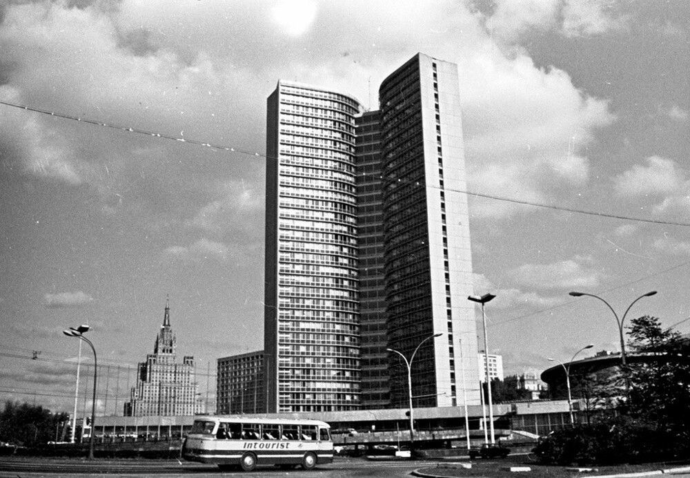 1976 год. Автор: Валентин Хухлаев. Здание СЭВ (Совета экономической взаимопомощи). Сейчас комплекс зданий мэрии Москвы.