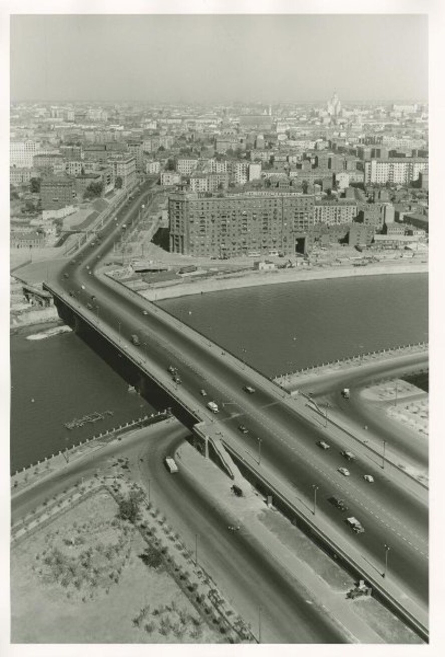 Вид на Москву из гостиницы «Украина». Калининский мост, проспект Калинина (Новый Арбат) и Смоленская набережная. Июнь 1956 года. Автор: Евгений Умнов.