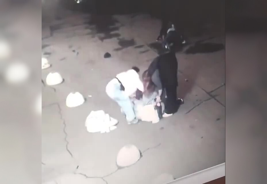 В Ижевске толпа молодых людей жестоко избила женщину за замечание