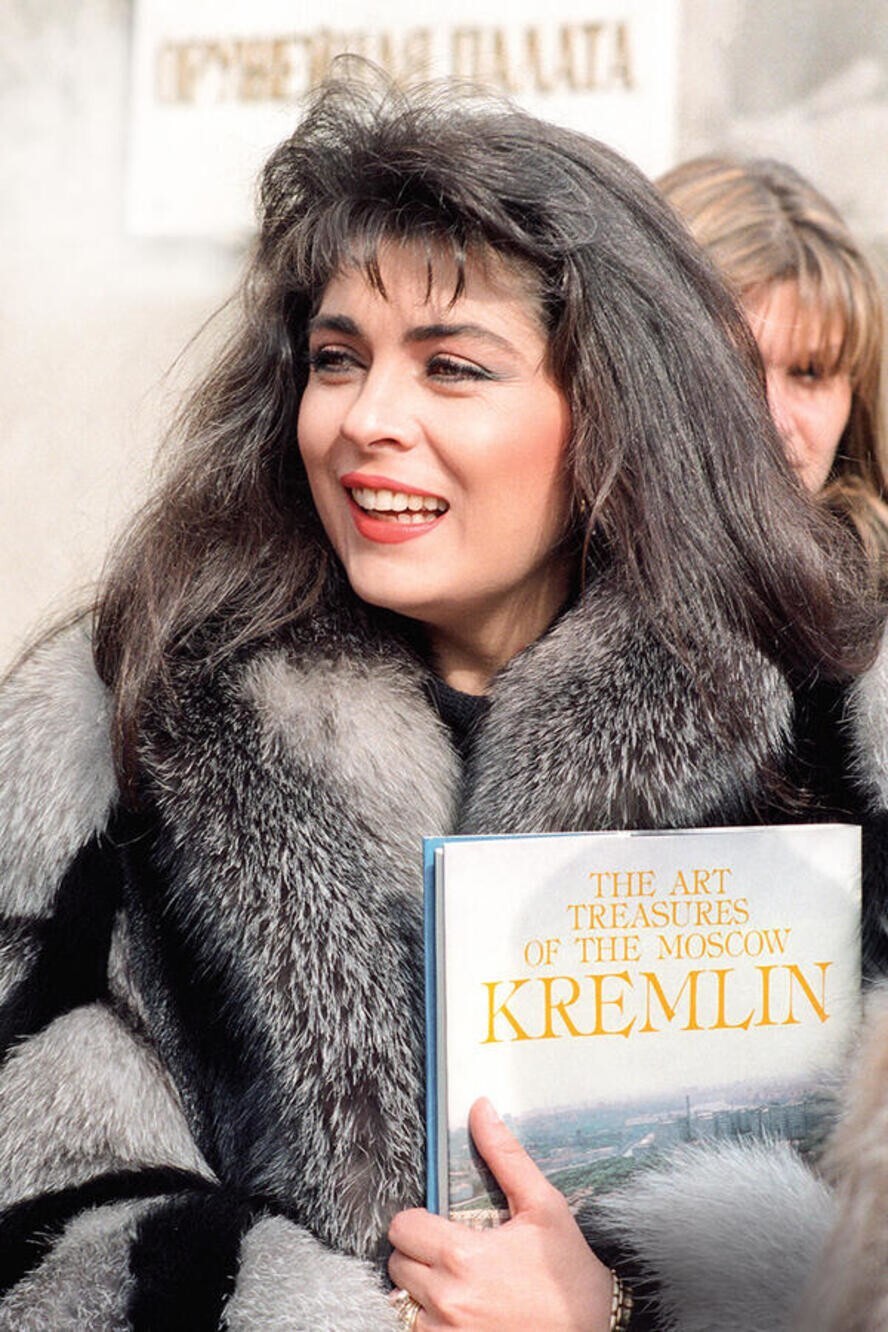 Актриса сериала «Просто Мария» Виктория Руффо после посещения Оружейной палаты Московского Кремля в Москве. 13 марта 1994 года.