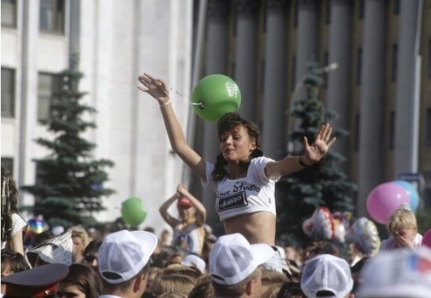 Девушка на праздновании Дня независимости России. Москва, 1996 год.