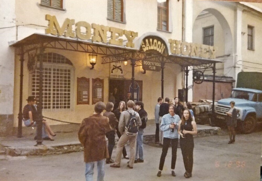 Молодёжь возле клуба «Money Honey». Санкт-Петербург, 1998 год.