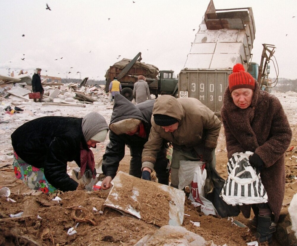 Женщины на мусорной свалке, 1990-е годы.