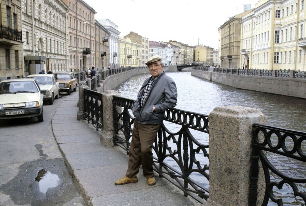 Актёр театра и кино Евгений Лебедев на набережной реки Мойки.