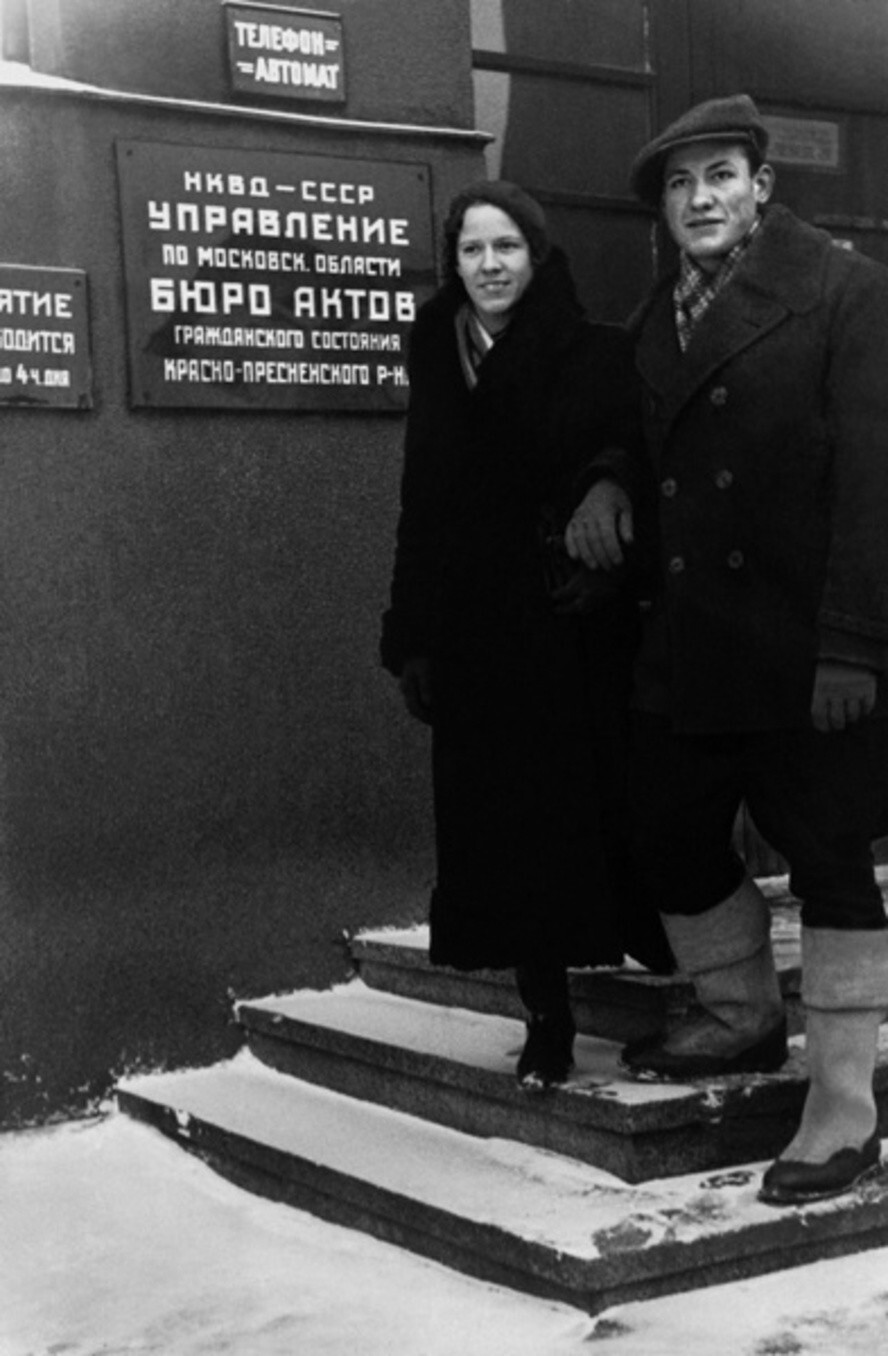 Молодая пара на выходе из бюро ЗАГС Краснопресненского района Москвы. 1938–1939 годы. 