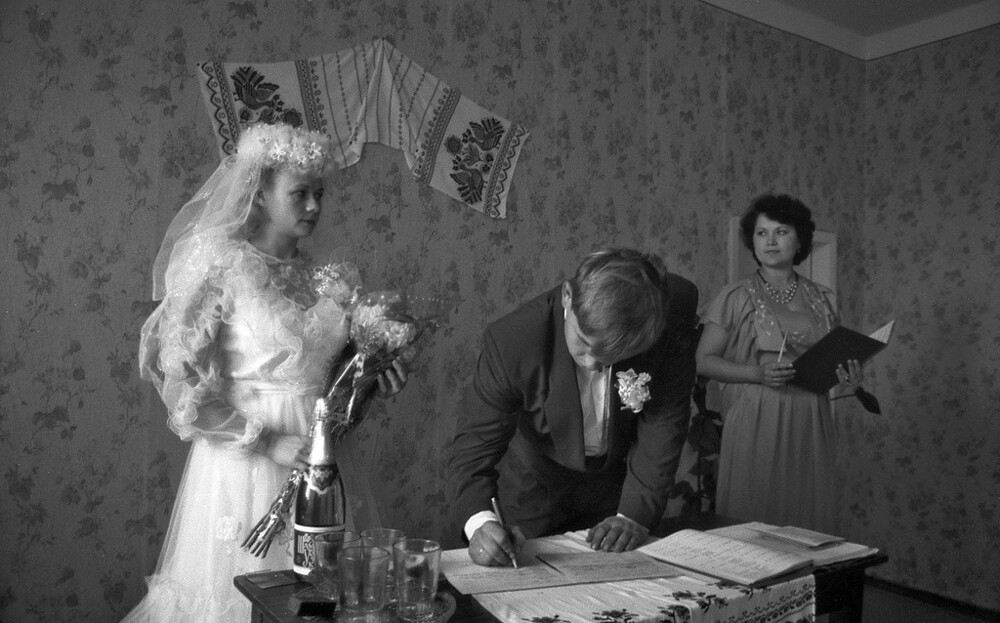 Официальная церемония. Сентябрь – октябрь 1993 года. Автор: Павел Сухарев. Донецкая область, город Харцызск.