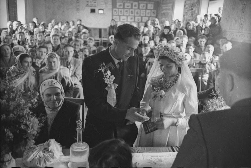 Регистрация брака. 1960 год. Автор: Всеволод Тарасевич. Черновицкая область.