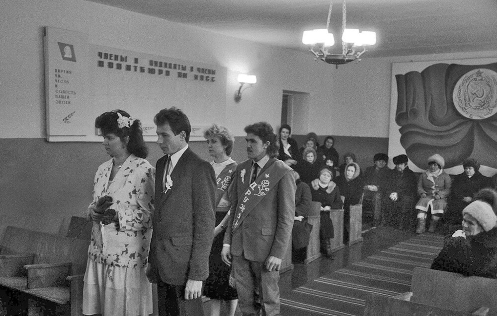 Торжественный момент. Деревенская свадьба. 1990 год. Автор: Сергей Сухарев. Брянская область, Навлинский район, деревня Шешуево.