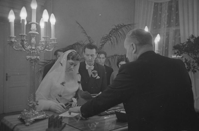 Церемония бракосочетания в ЗАГСе. 1959 год. Автор: Всеволод Тарасевич. Рига.