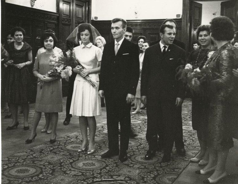 Юрий Гагарин на свадьбе друзей. 1960-е годы. 