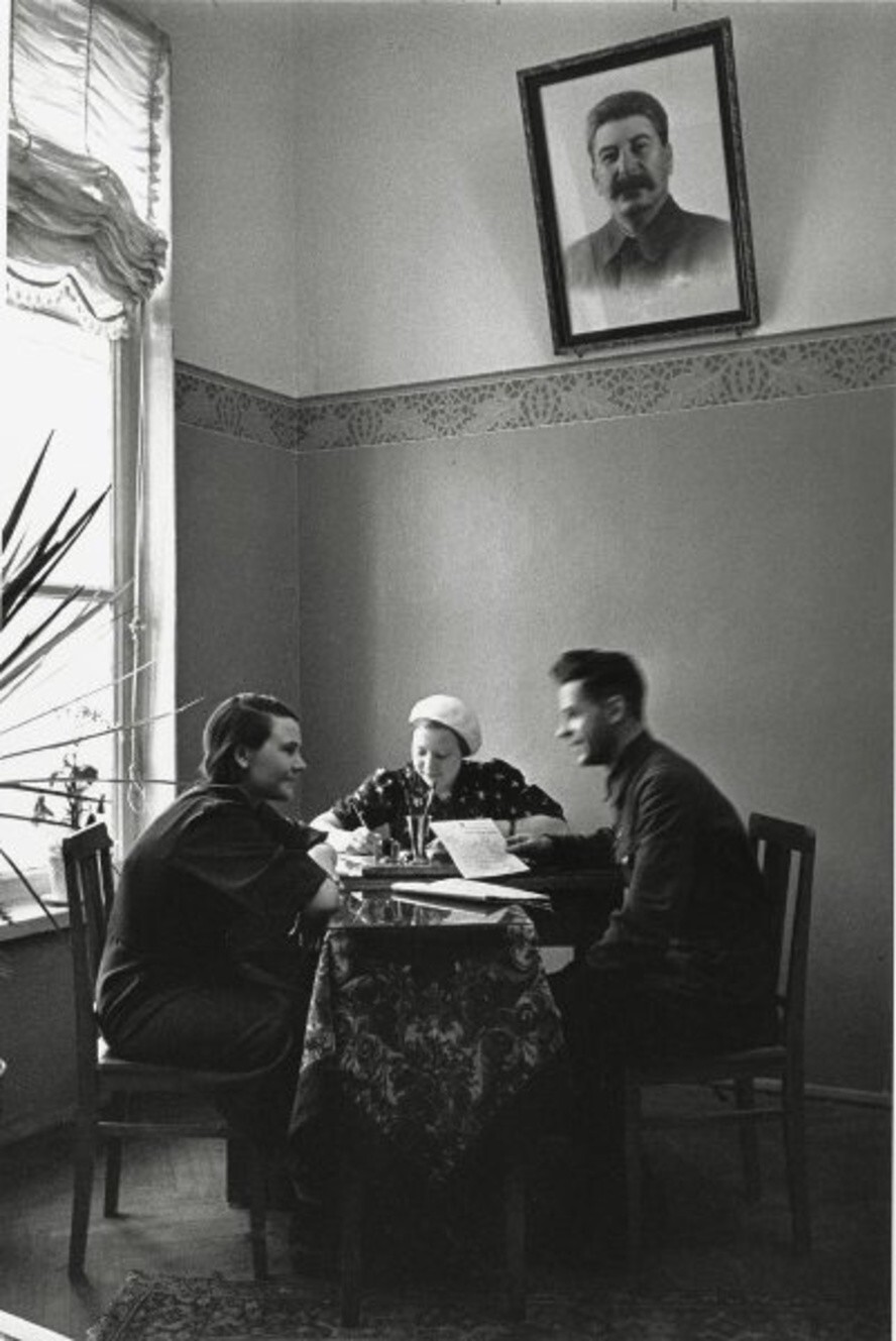 В ЗАГСе. 1930-е. Автор: Эммануил Евзерихин. Москва.
