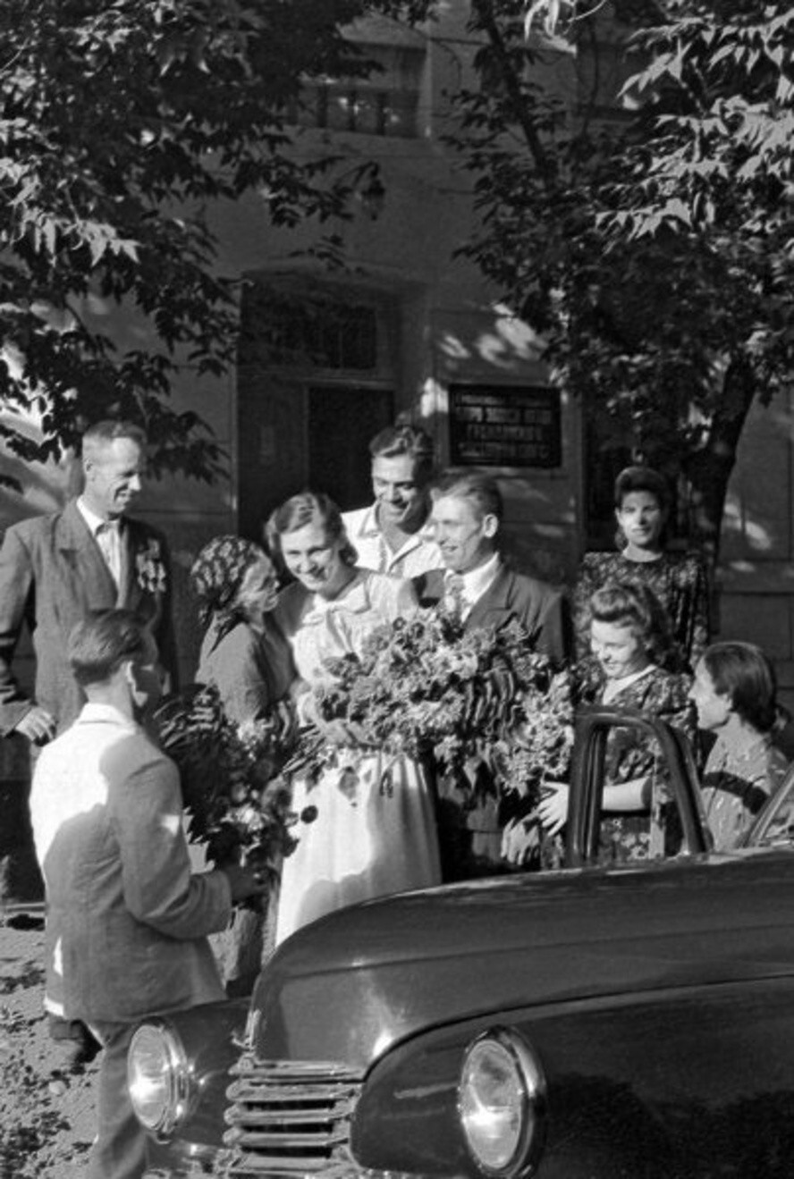 Свадьба сталевара Михаила Григорьевича Левашева и чертежницы Валентины Павловны Коржовой. Молодоженов поздравляет мать Левашева Анна Григорьевна.