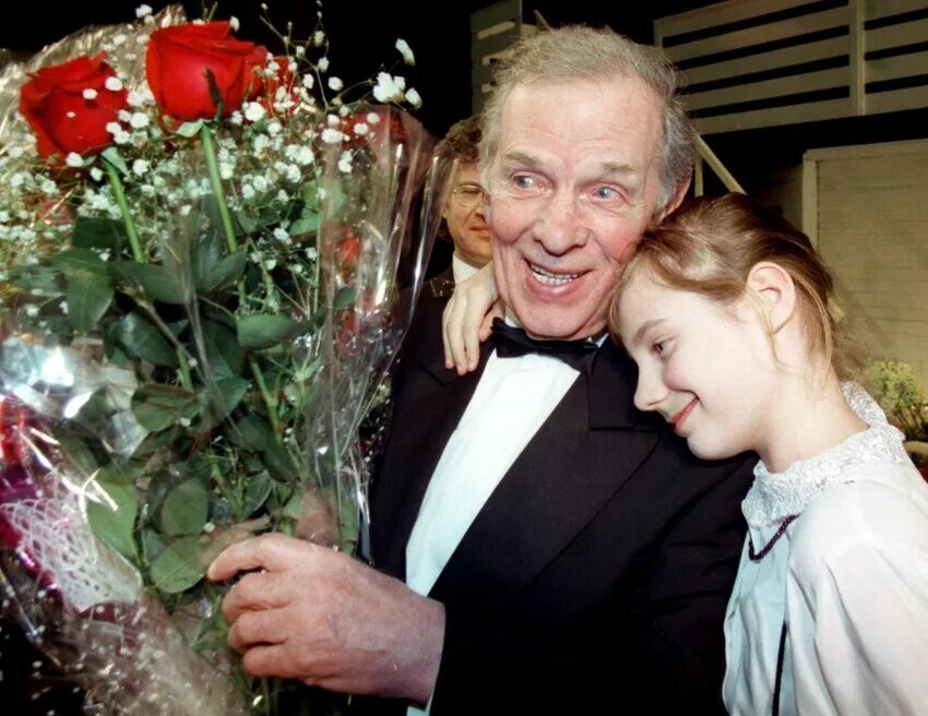 Георгий Жженов на праздновании своего 85-летнего юбилея с внучкой Полиной от младшей дочери. 